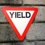 アメリカで運転中に「YIELD」の標識を見たときの対処法
